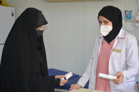 طلبة الجامعة يواصلون تقديم الخدمات الطبية لزائري الامام الحسين (ع)